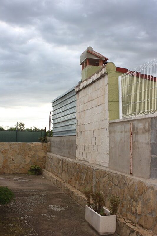 Construcción colindante